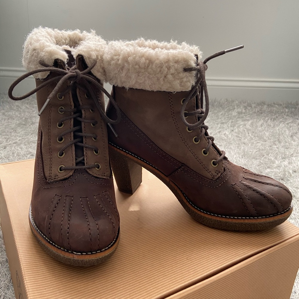 Bussola ankle lace up boots